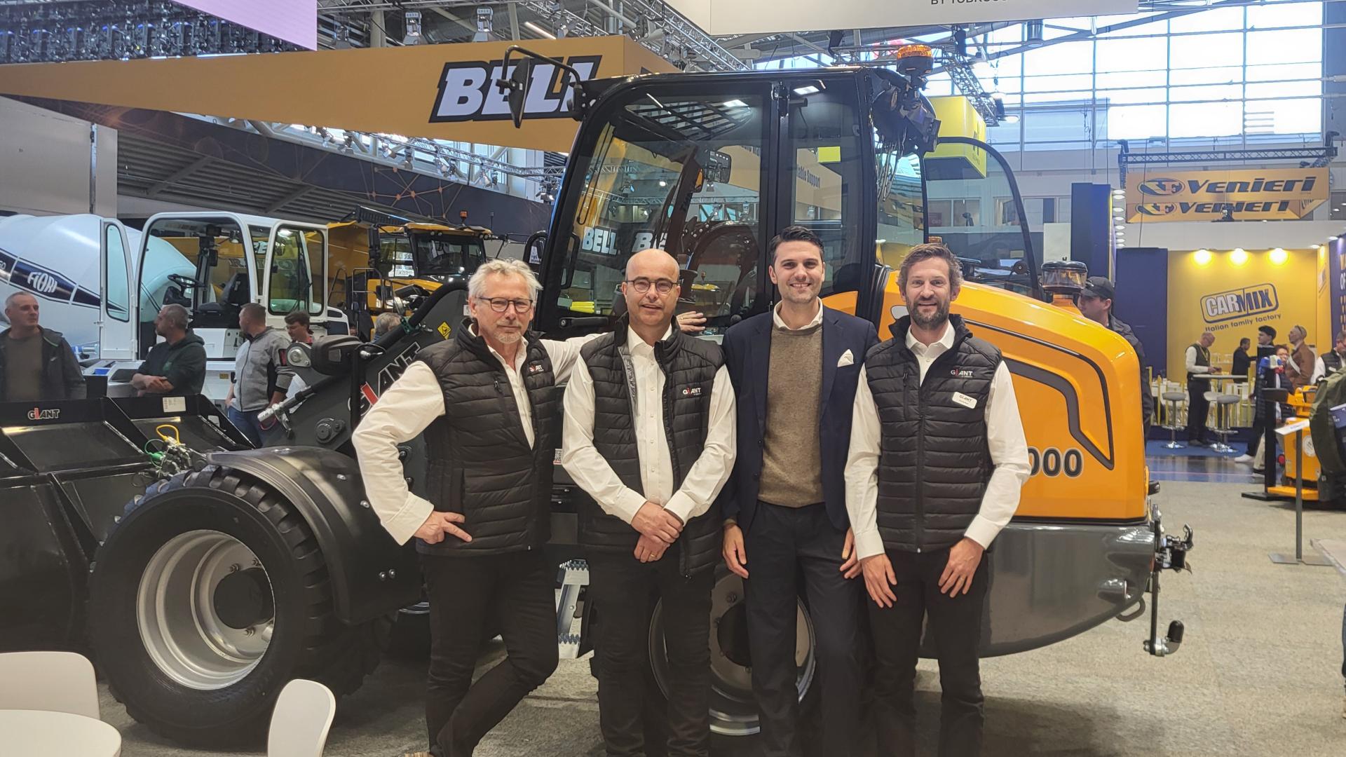 Tobroco-Giant op de Bauma. V.l.n.r. Frans van Asseldonk (verkoop), Toine Brock (CEO), Fabio Adinolfi (merkenrechtadvocaat) en Pim de Boer (marketing).