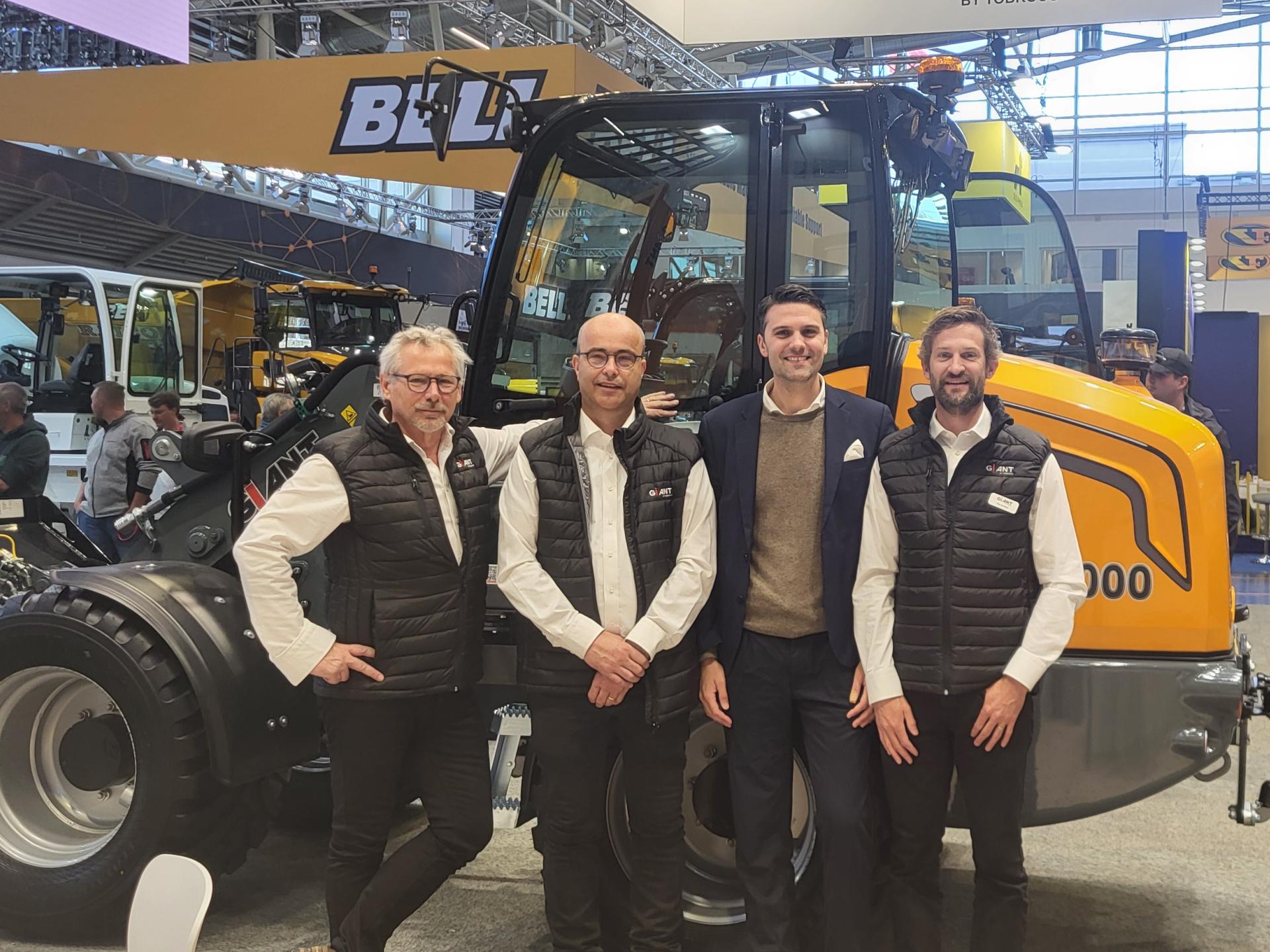 Tobroco-Giant op de Bauma. V.l.n.r. Frans van Asseldonk (verkoop), Toine Brock (CEO), Fabio Adinolfi (merkenrechtadvocaat) en Pim de Boer (marketing).