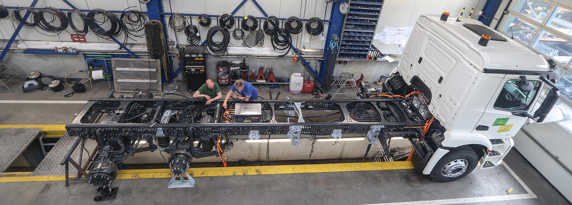 电动卡车也能魔改五轴自卸?轻松承载30吨,奔驰eActros 400 10x2工程自卸车实拍 - 第8张 - 提加商用车网 电动卡车也能魔改五轴自卸?轻松承载30吨,奔驰eActros 400 10x2工程自卸车实拍 - 第8张