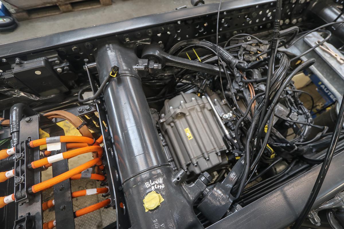 电动卡车也能魔改五轴自卸?轻松承载30吨,奔驰eActros 400 10x2工程自卸车实拍 - 第6张 - 提加商用车网 电动卡车也能魔改五轴自卸?轻松承载30吨,奔驰eActros 400 10x2工程自卸车实拍 - 第6张