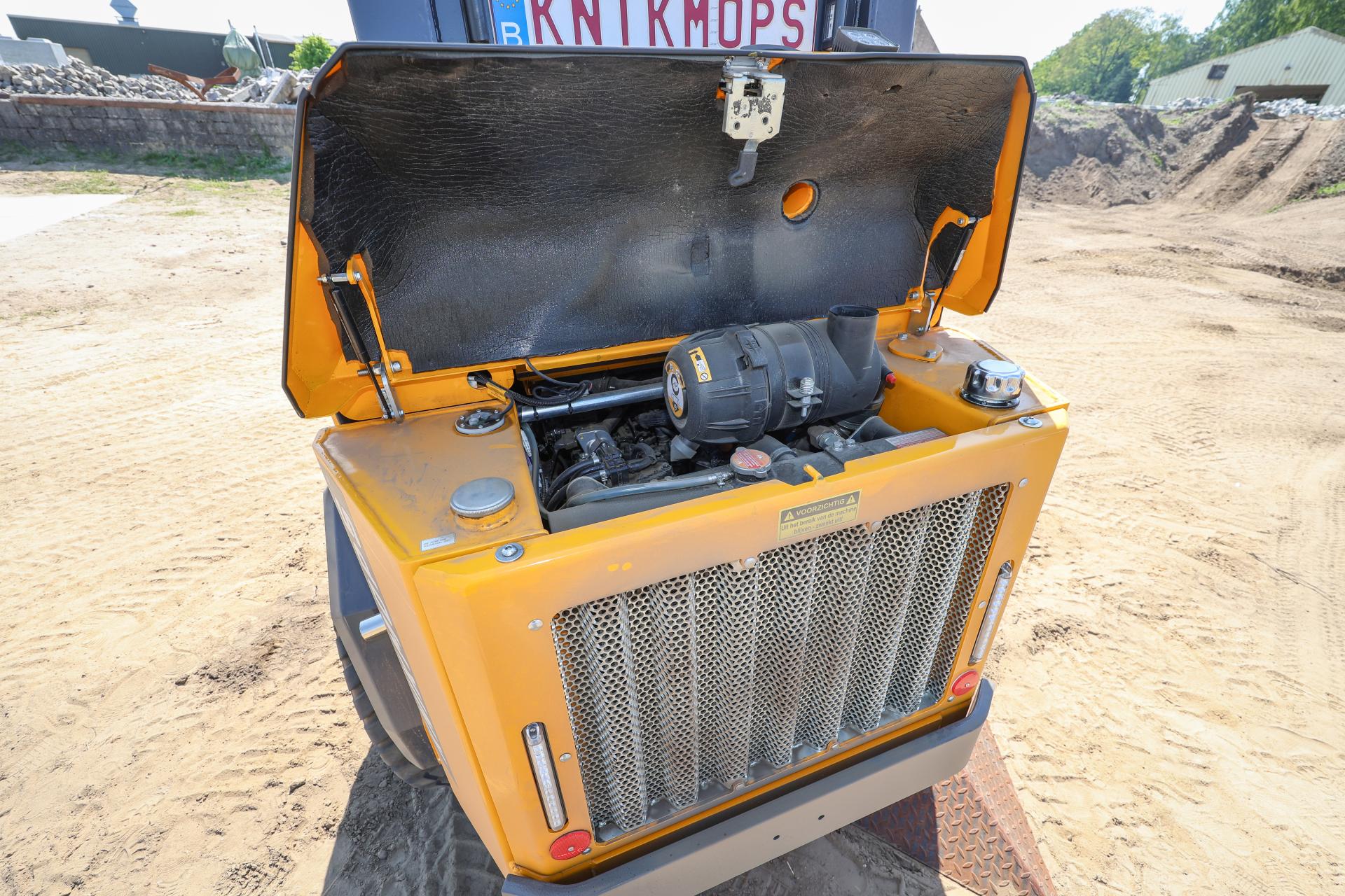 Via een kleine kap is dagelijks onderhoud aan de 60 pk Yanmar viercilinder te doen. 